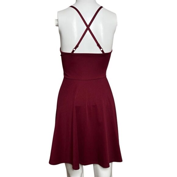 Elegant Burgundy Sleeveless Mini Dress - Picture 2 of 2